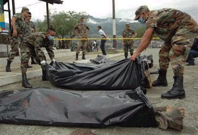 Армейские солдаты несут тела некоторых из убитых армией повстанцев на армейской базе в Медельине, что в 185 милях к Северо-Западу от Боготы, в воскресенье, 17 апреля 2005 г. Десять повстанцев Революционных Вооруженных Сил Колумбии, или FARC, были убиты правительственными отрядами в ходе сражений в различных муниципалитетах департаментов Антиокья и Чоко в Северо-Западной Колумбии. Фото и аннотация: Луис Бенавидес, агентство Ассошиэйтед Пресс, пятница, 15 апреля 2005 г., 10 ч. 53 мин. всемирного времени