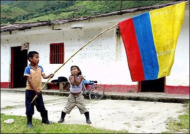 Размахивание флагом: Дети индейского сообщества Паэс вздымают колумбийский флаг в муниципалитете Такуэйо, департамент Каука, Колумбия, где в течение прошлых трех недель теперь постоянно продолжались столкновения между Революционными Вооруженными силами Колумбии (FARC) и армией. Фото и аннотация: Маурисио Дуэнас, агентство Франс Пресс, воскресенье, 01 мая 2005 г., 19 ч. 43 мин. всемирного времени