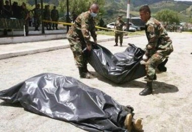 Двое колумбийских солдат несут тело повстанца FARC, который погиб в бою под Бельо в департаменте Антиокья 9 мая 2005 г. По крайней мере шестеро повстанцев Революционных Вооруженных Сил Колумбии (Farc) погибли в бою с правительственными отрядами. Фото и аннотация: Альбейро Лопера, агентство Рейтер, понедельник, 09 мая 2005 г., 13 ч. 36 мин. всемирного времени