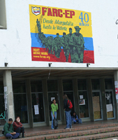 Фотография с плакатом по случаю 40-летия Революционных Вооруженных Сил Колумбии - Армии Народа со входа в библиотеку имени Камило Торреса национального Университета Колумбии.  Фото и аннотация - Агентства Новостей  - ''Новая Колумбия''