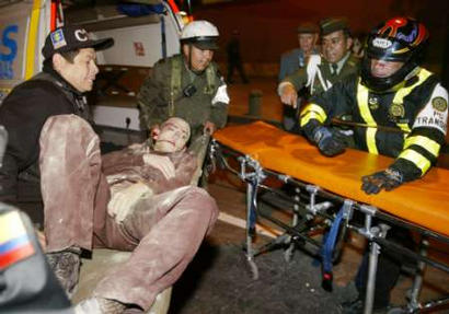 Колумбийская полиция оказывает помощь мужчине, раненому после взрыва автомобильной бомбы в Боготе 07 февраля 2003 г. Как сообщили полиция и свидетели, мощная автомобильная бомба, взорвлась в одном из самых элитных клубов столицы Колумбии, убив по крайней мере одного человека и многих ранив. Взрыв был устроен в клубе Ногаль, часто посещаемом израненной войной национальной элитой и иностранными дипломатами. Место жительства американского посла - позади Клуба Ногаль. Пожарные сказали, что множество людей оказались поймаными внутри здания как в ловушке. Аннотация и фото: Элиана Апонте, агентство Рейтер; пятница, 07 февраля 2003 г., 09 ч. 41 мин. всемирного времени