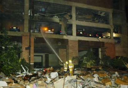 Колумбийские пожарные на месте взрыва автомобильной бомбы в Боготе, 07 февраля 2003 г.  Как сообщили полиция и свидетели, мощная автомобильная бомба, взорвлась в одном из самых элитных клубов столицы Колумбии, убив по крайней мере одного человека и многих ранив. Взрыв был устроен в клубе Ногаль, часто посещаемом израненной войной национальной элитой и иностранными дипломатами. Место жительства американского посла - позади Клуба Ногаль. Пожарные сказали, что множество людей оказались поймаными внутри здания как в ловушке. Аннотация и фото: Элиана Апонте, агентство Рейтер; пятница, 07 февраля 2003 г., 10 ч. 16 мин. всемирного времени