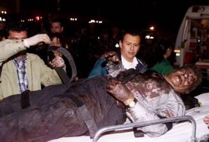 Колумбиец транспортирует раненного мужчину после взрыва автомобильной бомбы в Боготе, 07 февраля 2003 г. Как сообщили полиция и свидетели, мощная автомобильная бомба, взорвлась в одном из самых элитных клубов столицы Колумбии, убив по крайней мере одного человека и многих ранив. Взрыв был устроен в клубе Ногаль, часто посещаемом израненной войной национальной элитой и иностранными дипломатами. Место жительства американского посла - позади Клуба Ногаль. Пожарные сказали, что множество людей оказались поймаными внутри здания как в ловушке. Аннотация и фото: Даниэль Муньос, агентство Рейтер; пятница, 07 февраля 2003 г., 10 ч. 24 мин. всемирного времени