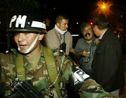 Колумбийский солдат помогает мужчине, раненному после взрыва автомобильной бомбы в Боготе, 07 февраля 2003 г. Как сообщили полиция и свидетели, мощная автомобильная бомба, взорвлась в одном из самых элитных клубов столицы Колумбии, убив по крайней мере одного человека и многих ранив. Взрыв был устроен в клубе Ногаль, часто посещаемом израненной войной национальной элитой и иностранными дипломатами. Место жительства американского посла - позади Клуба Ногаль. Пожарные сказали, что множество людей оказались поймаными внутри здания как в ловушке. Аннотация и фото: Элиана Апонте, агентство Рейтер; пятница, 07 февраля 2003 г., 10 ч. 33 мин. всемирного времени