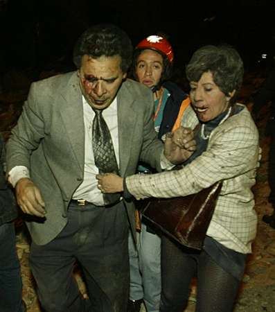 Раненая семейная пара бежит с места взрыва автомобильной бомбы в Боготе, 07 февраля 2003 г. Как сообщили полиция и свидетели, мощная автомобильная бомба, взорвлась в одном из самых элитных клубов столицы Колумбии, убив по крайней мере одного человека и многих ранив. Взрыв был устроен в клубе Ногаль, часто посещаемом израненной войной национальной элитой и иностранными дипломатами. Место жительства американского посла - позади Клуба Ногаль. Пожарные сказали, что множество людей оказались поймаными внутри здания как в ловушке. Аннотация и фото: Даниэль Муньос, агентство Рейтер; пятница, 07 февраля 2003 г., 10 ч. 48 мин. всемирного времени