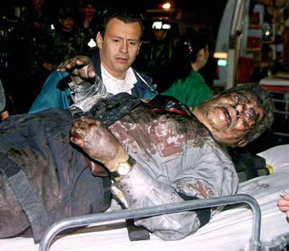 Раненному мужчине помогают после взрыва автомобильной бомбы в Боготе, 07 февраля 2003 г. Как сообщили полиция и свидетели, мощная автомобильная бомба, взорвлась в одном из самых элитных клубов столицы Колумбии, убив по крайней мере одного человека и многих ранив. Взрыв был устроен в клубе Ногаль, часто посещаемом израненной войной национальной элитой и иностранными дипломатами. Место жительства американского посла - позади Клуба Ногаль. Пожарные сказали, что множество людей оказались поймаными внутри здания как в ловушке. Аннотация и фото: Даниэль Муньос, агентство Рейтер; пятница, 07 февраля 2003 г., 10 ч. 59 мин. всемирного времени
