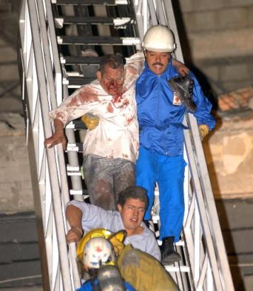 Пожарные эвакуируют двух раненных из 10-этажного Эль-Ногаль-Клуба рано утром в субботу, 08 февраля 2003 г. после мощного взрыва в пятницу ночью. Отдел здоровья Боготы записало в число убитых 25 человек, и более чем 150  - в число пострадавших при взрыве. Аннотация и фото: Ассошийэтед Пресс со ссылкой на Эль-Тьемпо; суббота, 08 февраля 2003 г., 09 ч. 22 мин. всемирного времени