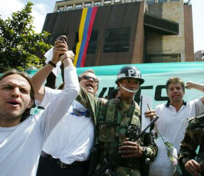 Колумбийские граждане выражают протест перед Ногаль-Клубом в Боготе 10 февраля 2003 г. в ходе демонстрации протеста против насилия и против взрыва автомобильной бомбы, совершенного в прошлую пятницу. Свобода слова Колумбии рыдала, но не была уничтожена автомобильной бомбой в пятницу, которая убила 33 человек в клубе Боготы, а Президент Альваро Урибе в воскресенье поклялся поторопить с ответными действиями вооруженные силы и ужесточить меры служб безопасности, направленные против марксистских повстанцев, крайне правых преступников и наркоконтрабандистов. Аннотация и фото: Хосе Мигель Гомес, агентство Рейтер; воскресенье, 09 февраля 2003 г., 12 ч. 41 мин. всемирного времени