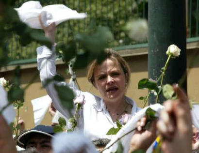 Колумбийская женщина выражает протест перед Ногаль-Клубом в Боготе, 10 февраля 2003 г. в ходе демонстрации против насилия и против взрыва автомобильной бомбы, устроенного в прошедшую пятницу. Свобода слова Колумбии рыдала но не была уничтожена автомобильной бомбой в пятницу, которая убила 33 человек в клубе Боготы, а Президент Альваро Урибе в воскресенье поклялся поторопить с ответными действиями вооруженные силы и ужесточить меры служб безопасности, направленные против марксистских повстанцев, крайне правых преступников и наркоконтрабандистов. Аннотация и фото: Хосе мигель Гомес, агентство Рейтер; воскресенье, 10 февраля 2003 г., 01 ч. 01 мин. всемирного времени