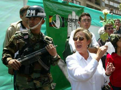 Колумбийская женщина выражает протест перед Ногаль-Клубом в Боготе 10 февраля 2003 г. в ходе демонстрации протеста против насилия и против взрыва автомобильной бомбы, совершенного в прошлую пятницу. Свобода слова Колумбии рыдала, но не была уничтожена автомобильной бомбой в пятницу, которая убила 33 человек в клубе Боготы, а Президент Альваро Урибе в воскресенье поклялся поторопить с ответными действиями вооруженные силы и ужесточить меры служб безопасности, направленные против марксистских повстанцев, крайне правых преступников и наркоконтрабандистов. Аннотация и фото: Хосе Мигель Гомес, агентство Рейтер; понедельник, 10 февраля 2003 г., 12 ч. 58 мин. всемирного времени
