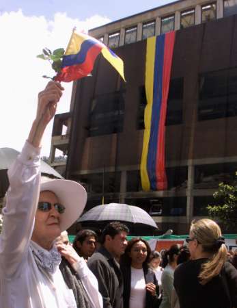 Колумбийская женщина выражает протест перед Ногаль-Клубом в Боготе 10 февраля 2003 г. в ходе демонстрации протеста против насилия и против взрыва автомобильной бомбы, совершенного в прошлую пятницу. Свобода слова Колумбии рыдала но не была уничтожена автомобильной бомбой в пятницу, которая убила 33 человек в клубе Боготы, а Президент Альваро Урибе в воскресенье поклялся поторопить с ответными действиями вооруженные силы и ужесточить меры служб безопасности, направленные против марксистских повстанцев, крайне правых преступников и наркоконтрабандистов. Аннотация и фото: Даниэль Муньос, агентство Рейтер; понедельник, 10 февраля 2003 г., 01 ч. 05 мин. всемирного времени