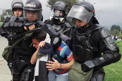 Полиция арестовывает студента в ходе протеста против руководимого США вторжения в Ирак перед американским посольством в Боготе, Колумбия, вчетверг, 27 марта 2003. Приблизительно 1 500 протестующих, главным образом студенты университета, пришли к зданию посольства, где полиция применила слезоточивый газ и резиновые пули после того, как демонстраторы зажгли шины, бросили небольшие взрывпакеты в полицию и подожгли американский флаг. 
Фото и аннотация: Фернандо Вергара, агентство Ассошиэйтед Пресс, четверг 27 марта 2003 г; 21 ч. 03 мин. всемирного времени