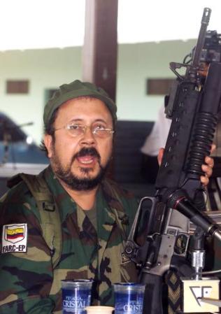 Участник переговоров от Революционных Вооруженных Сил 
Колумбии, FARC, Андрес Парис, в четверг, 14 февраля 2002 г., 
продемонстрировал винтовку М-16, которая, как он 
настаивает, была закуплена Соединенными Штатами для 
Колумбийских сил безопасности, действовавших в 
Лос-Пососе, в бывшей Демилитаризованной Зоне...  
Фото и аннотация: Ариана Кубильос, агентство 
Ассошиэйтед Пресс; четверг, 14 февраля 2002 г.