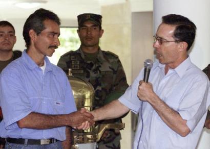 Колумбийский Президент Альваро Урибе, справа, обменивается рукопожатиями с Фиделем Ромеро, по прозвищу Рафаэль, называющим себя командующим 46-ого Фронта Революционных Вооруженных Сил Колумбии (FARC), в ходе пресс-конференции в Картахене, приблизительно в 405 милях к северу от Боготы, Колумбия, в понедельник, 28 апреля 2003. Как заявил в понедельник Урибе, предводительствовавший отрядами FARC в северном департаменте Сантандер Ромеро, сдался в пятницу должностным лицам Колумбии. Фото и аннотация: Ариана Кубильос, агентство Ассошиэйтед Пресс, понедельник 28 апреля 2003 г., 11 ч. 06 мин. всемирного времени