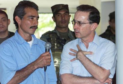 Колумбийский Президент Альваро Урибе, справа, слушает поскольку Фиделем Ромеро, по прозвищу Рафаэль, называющий себя командующим 46-ого Фронта Революционных Вооруженных Сил Колумбии (FARC), делает заявление в ходе пресс-конференции в Картахене, приблизительно в 405 милях к северу от Боготы, Колумбия, в понедельник, 28 апреля 2003. Как заявил в понедельник Урибе, предводительствовавший отрядами FARC в северном департаменте Сантандер Ромеро, сдался в пятницу должностным лицам Колумбии. Фото и аннотация: Ариана Кубильос, агентство Ассошиэйтед Пресс, понедельник 28 апреля 2003 г., 11 ч. 10 мин. всемирного времени
