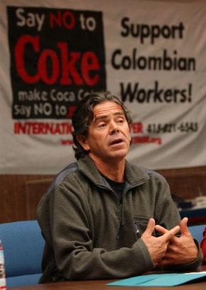 Колумбийский профсоюзный лидер Эктор Ринкон делает заявление в ходе пресс-конференции в Сан-Франциско, во вторник, 22 июля 2003. Ринкон и другие активисты начинают международную кампанию потребителей против Coca-Cola в целях поддержки рабочих на бутилировочных заводах компании в Колумбии. Фото и аннотация: Марсио Хосе Санчес, агентство Ассошиэйтед Пресс, вторник 22 июля 2003 г., 19 ч. 03 мин. всемирного времени