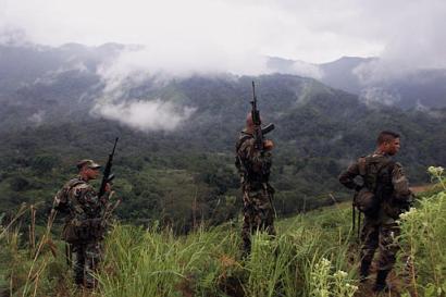 Во вторник, 16 сентября 2003 г. колумбийские солдаты патрулируют горы Сьерра-Невада де 
Санта-Марта, в северной Колумбии, для поиска восьми похищенных туристов. Десантники, 
поддержанные вертолетами, искали тех, кто был похищен на рассвете в пятницу из домиков 
приюта близ археологических руин Сьюдад Пердида, или Потерянного Города. 
Фото и аннотация: Фернандо Вергара, агентство Ассошиэйтед Пресс, вторник 16 сентября 
2003 г., 18 ч. 43 мин. всемирного времени.