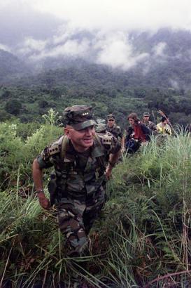 Во вторник 16 сентября 2003 командующий армией Колумбии, генерал Карлос Оспина, идет в 
горах Сьерра-Невада де Санта-Марта, в северной Колумбии, наблюдая за отрядами, ищущими 
восемь похищенных туристов. Десантники, поддержанные вертолетами, искали тех, кто был 
похищен на рассвете в пятницу из домиков приюта близ археологических руин Сьюдад Пердида, 
или Потерянного Города. В похищении подозреваются повстанцы Революционных Вооруженных Сил 
Колумбии, или FARC. Фото и аннотация: Фернандо Вергара, агентство Ассошиэйтед Пресс, 
вторник 16 сентября 2003 г., 19 ч. 27 мин. всемирного времени.