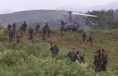 Во вторник 16 сентября 2003 колумбийские десантники выгружаются из вертолета в горах 
Сьерра-Невада де Санта-Марта, в северной Колумбии, чтобы участвовать в поиске восьми 
похищенных туристов. Десантники, поддержанные вертолетами, искали тех, кто был похищен на 
рассвете в пятницу из домиков приюта близ археологических руин Сьюдад Пердида, или 
Потерянного Города. В похищении подозреваются повстанцы Революционных Вооруженных 
Сил Колумбии, или FARC. Фото и аннотация: Фернандо Вергара, 
агентство Ассошиэйтед Пресс, вторник 16 сентября 2003 г., 19 ч. 23 мин. 
всемирного времени.