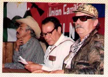 Заседание Конференции команданте партизанской координации имени Симона Боливара. Слева направо: Главнокомандующий Союзом Камилистов - Армией Национального Освобождения (СК-АНО) Антонио Васкекс Кастаньо (''Фабио''); Главнокомандующий Революционными Вооружёнными Силами Колумбии - Армией Народа Мануэль Маруланда Велес (''Тирофихо''); политкомиссар Революционных Вооруженных Сил Колумбии - Армии Народа Хакобо Аренас. На стене - флаг СК-АНО. Фото: ''Resistencia International''