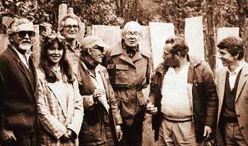 Поселок Урибе. Центр одноименного департамента Колумбии. 1984 г. Команданте Хакобо Аренас (четвертый слева) и главнокомандующий РВСК-АН Мануэль Маруланда Велес с жителяит поселка. Фото: ''Radio Resistencia''