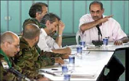 Кандидат в президенты от Либеральной партии Орасио Серпа, справа, 
беседует с лицами, ведущими переговоры со стороны повстанцев Революционных 
Вооруженных Сил Колумбии, FARC. Слева - команданте Симон Тринидадом.
Лос-Посос, повстанческая Освобожденная Зона в южной Колумбии. Ориентировочно - февраль 2002 г.