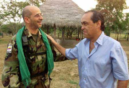 Верховный комиссар правительства Колумбии по вопросам мира Камило Гомес (справа) беседует с повстанческим команданте Революционных Вооруженных Сил Колумбии (FARC) Симоном Тринидадом в ходе мирных переговоров встречи в Лос-Пососе 13 февраля 2002 г. Колумбийское правительство и повстанцы FARC встречаются в Лос-Пососе, чтобы обсудить перемирие как часть соглашений, подписанных после трех лет почти полного отсутствия прогресса на мирных переговорах. Фото и аннотация: Элиана Апонте, агентство Рейтер, 13 февраля 2002 г.