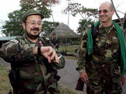 Архивная фотография колумбийских повстанческих команданте Андреса Париса (слева) и Симона Тринидада во время перерыва в ходе  встречи мира в Лос-Пососе 12 января 2002 г. Должностные лица заявили, что 3 января 2004 г. Тринидад, команданте марксистской повстанческой армии Колумбии, FARC, был схвачен в больнице, в столице соседнего Эквадора, что является самой большой победой в антипартизанской кампании президента Альваро Урибе. Тринидад был арестован колумбийскими и эквадорскими властями в пятницу во время его обращения за врачебной помощью от переносимой насекомыми болезни в городе Кито. Фото и аннотация: Элиана Апонте,  агентство Рейтер, архив, суббота 03 января 2004 г., 01 ч. 04 мин. всемирного времени.