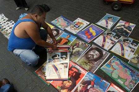 
Уличный торговец продает портреты Президента Венесуэлы Уго Чавеса
наряду с Венесуэльскими картами, портретами национального героя независимости 
Симона Боливара и Кубинского революционного героя Че Гевары 
перед зданием Национального Конгресса в Каракасе, в среду, 17 апреля 2002. 
Национальный Конгресс, созванный впервые 
после уикэнда политической суматохи, а также некоторые из конгрессменов 
предлагает созвать референдум, другие же из них желают расследовать 
смертельные случаи, имевшие место в ходе
политической суматохи. Фото и аннотация: Рикардо Масалан, агентство 
Ассошиэйтед Пресс.