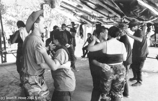 Молодые повстанцы РВСК-АН танцуют в своем лагере во время 
празднования Нового года. Фото: Джейсон П.Хоуэ, 2002