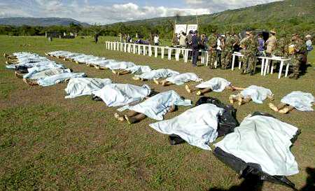 В пятницу 12 июля 2002 г., в Ла-Плате, в 180 милях к юго-западу от Боготы, Колумбия, солдаты 
демонстрируют
прессе тела убитых повстанцев из Революционных Вооруженных сил Колумбии, FARC. 
Армейские должностные лица начали собирать 
тела повстанцев, убитых в столкновении ночью в среду и 
утром в четверг около этого южного города. 
Фото и аннотация: Хавьер Галеано, Агентство Ассошиэйтед Пресс.