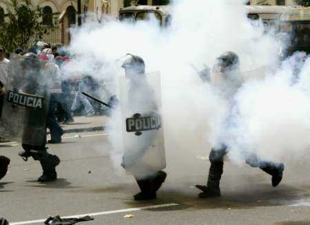 Colombian anti-riot police run after a small bomb blast during a protest by state workers in 
downtown Bogota, September 16, 2002. Public workers, joined by student activists, staged 
a one-day strike on Monday in the first major challenge to new cost cuts set by President Alvaro 
Uribe to help pay for a military build-up. Colombia is gripped by a 38-year-old guerrilla war, and 
police were told to be on alert for possible infiltration by leftist rebels in the Monday protests. 
REUTERS/Jose Miguel Gomez