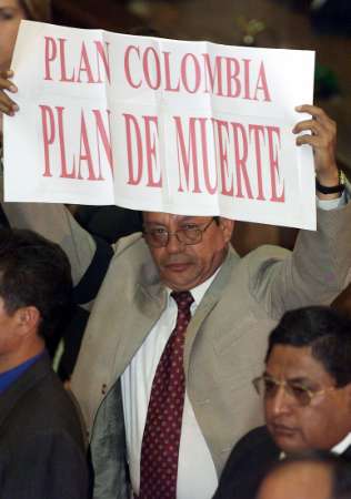 Un congressiste dEquateur  Luis Villacis du parti du Mouvement 
Populaire Démocratique (MPD) montre une banderole, sur laquelle on peut lire en 
traduction à la langue française: ``Plan Colombie est un plan de la mort '', en 
protestant par cela contre la visite du président colombien Alvaro Uribe au 
Congrès National dEquateur à Kito le 22 août 2003. Uribe se trouve 
à lEquateur avec une visite officielle dun jour.  Une photo et une annotation: Guillermo 
Granja, lagence REUTERS, vendredi, le 22 août 2003, 20 h. 44 min. du temps mondial