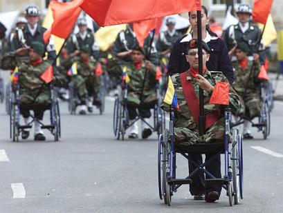 Des soldats colombiens, blessés à la guerre contre des insurgés de gauches, marchent pendant  une célébration de la Journée de l’indépendance de la Colombie à Bogota, en Colombie, dimanche, le 20 juillet 2003. Une photo et une annotation: Fernando Vergara,  l’agence AP-Photo, dimanche, le 20 juillet 2003, 16 h. 23  min. du temps mondial