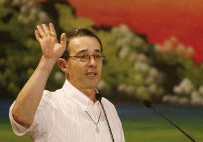 ``Hitler neuv'' - Bureau Français.. Le président colombien Alvaro Uribe salue des enfants au cours de la rencontre avec 
des organes du pouvoir régional à Arauсa, le 17 juillet 2003. Le gouvernement de 
la Colombie a annoncé des négociations sans précédent de paix avec 
des bandits ultradroits paramilitaires, c’est pourquoi Uribe est allé à un des coins 
les plus sanglants de son Etat, ayant appelé à l’achèvement  de 
la période de quarante ans de la guerre civile. Une photo et une annotation: 
Eliana Aponte, l’agence REUTERS, jeudi, le 17 juillet 2003, 12 h. 41 min. du temps 
mondial