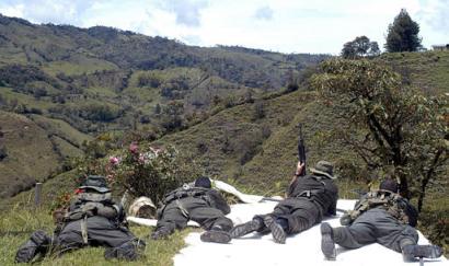 Полицейские занимают оборону в горах, окружающих Гранаду, что на северо-западе Колумбии,  в ходе нападения на нее
повстанцев после прибытия президента Колумбии Альваро Урибе воскресенье, 17 августа 2003 г. Фото и аннотация 
Сесар Каррион, агентство Ассошиэйтед Пресс со ссылкой на агентства Эйч-Оу и Си-Эн-И, восресенье, 17 августа 2003 
г., 20 ч. 52 мин. Всемирного времени