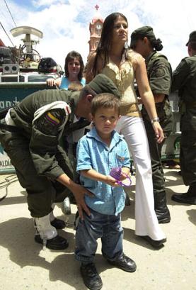 Полиция обыскивает ребенка в ходе посещения колумбийским президентом Альваро Урибе деревни Гранада, 
что на северо-западе Колумбии, в воскресенье, 17 августа 2003 г. Фото и аннотация Сесар Каррион, агентство 
Ассошиэйтед Пресс со ссылкой на агентства Эйч-Оу и Си-Эн-И, восресенье, 17 августа 2003 г., 20 ч. 24 мин. 
Всемирного времени