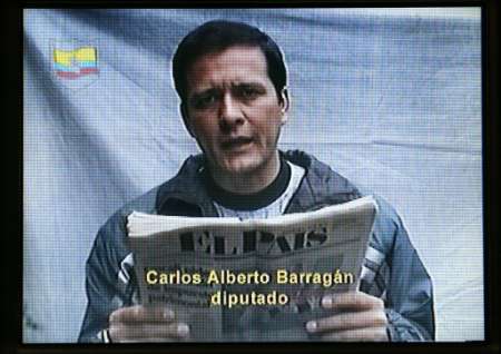 Провинциальный законодатель, взятый в плен повстанцами FARC Карлос Альберто 
Барраган, зачитывает письмо из неустановленного места в джунглях департамента 
Валье-дель-Каука. Фото и аннотация: агентство Рейтер со ссылкой на FARC-видео, 
среда, 28 августа, 10 ч. 39 мин. всемирного времени. 