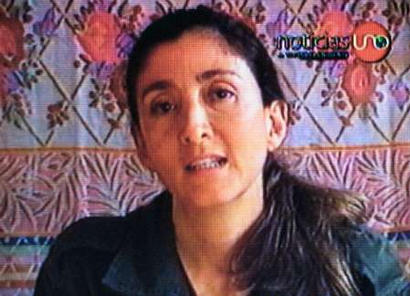 Une ex-candidate colombienne au président, Ingride Betancourt, parle dans sa vidéoadresse non datée, reçue de la jungle colombienne. Betancourt implore des militaires colombiens de la sauver de la prison secrète d’insurgés dans son message courageux, enregistré sur la vidéobande et transmis à la télévision le 30 août 2003, 18 mois plus tard de sa capture. Dans la déclaration dure la prisonnière a souligné qu’elle espérait en sa foi en le président Alvaro Uribe, dont elle avait prié personnellement de sanctionner toutes les actions  pour la libération de la captivité des Forces Armées Révolutionnaires Colombiennes–Embrigadement Populaire de dix-sept milles, ou FARC-EP. Une photo et une annotation: l’agence REUTERS avec la référence à l’agence  Noticias Uno-T.V., dimanche, le 31 août 2003, 15 h. 22 min. du temps mondial