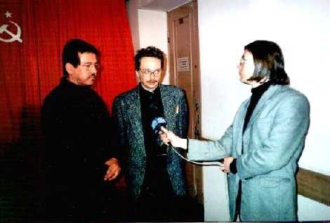 Leningrad, office of the Central Committee of Russian
Communistic Working Party, April, 01, 2001 the correspondent of ''NTV-St.-Petersburg''
mister Vyacheslav Rezakov (right) takes interview from the Responsible representative of
the International commission of FARC-EP on the countries of Northern Europe, 
Germany and Russia comrade Alberto Martinez (left) and the editor-in-chief of 
Russian edition ''Soprotivleniye'' comrade Jefe Maximo (centre).
Photo and the summary: the own press photographer of Russian edition ''Soprotivleniye''