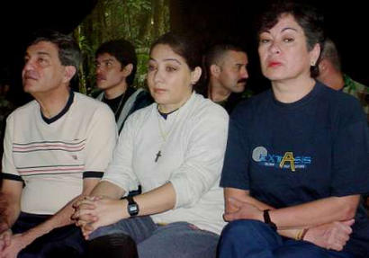 Бывший колумбийский сенатор Хорхе Эдуардо Хечен (слева), cенатор Глория де Лосада (в центре), и сенатор Консуэло 
де Пердомо (справа), будучи арестованными два года назад, удерживаются Революционными Вооруженными Силами 
Колумбии (FARC) в плену, в колумбийских джунглях и опознаны на фотографии, сделанной 26 июля 2003 г. 
Фото и аннотация Энрике Ботеро, агентство Рейтер, 26 августа 2003 г., вторник, 26 августа 2003 г., 16 ч. 01 мин. 
всемирного времени 
