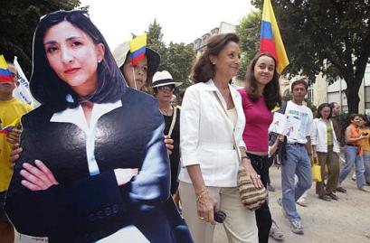 Мелани Бетанкур, в центре, в розовой майке, которая является дочерью Ингрид Бетанкур, и мать последней, 
Иоланда Пулесио, в центре в белом жакете, на демонстрации в Париже в  субботу 23 августа 2003. 
Ингрид Бетанкур, бывшая колумбийская кандидат в президенты, которая имеет колумбийское и французское 
гражданство, удерживается в плену левыми повстанцами в Колумбии в течение почти полутора лет. 
Портрет Ингрид Бетанкур виден слева. Фото и аннотация Франка Превеля, агентство Ассошиэйтед Пресс, 
23 августа 2003 г., суббота, 23 августа 2003 г., 11 ч. 30 мин. всемирного времени  