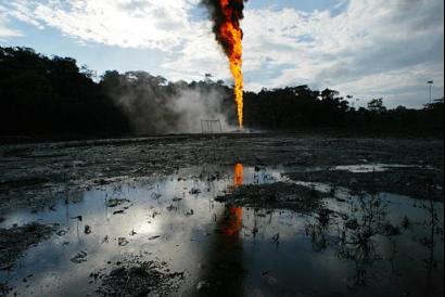 Un pétrole brûlant jaillit du puits, incendié par des insurgés dans la région de village Puerto Asis, dans la jungle du département sud Putumayo, mercredi, le 13 août 2003. Une photo et une annotation: Javier Galeano, lagence AP - Photo, jeudi, le 14 août, 11 h. 08 min. du temps mondial