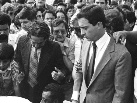 Будущий президент Колумбии Альваро Урибе, справа, идет рядом с гробом 
своего отца, Альберто Урибе, во время его похорон в Медельине, в среду, 15 июня 
1983 г. Альберто Урибе был убит повстанцами Революционных Вооруженных Сил 
Колумбии, FARC, 14 июня 1983 г. на одной из его асьенд в северо-западном 
департаменте Антиокья. Фото и аннотация: агентство 
Ассошиэйтед Пресс, архив, 17 марта 2002 г.<br><br>
От Рус. ред.: Господин Лоперa почему-то забыл указать в своей аннотации,
что сеньор Альберто Урибе, как и сеньор Фабио Очоа, как и сыновья сеньора Очоа,
был активнейшим участником печально знаменитого Медельинского Картеля.
Он действительно был убит партизанами РВСК-АН, а юный Альварито при
поддержке чьей-то очень влиятельной руки стал мэром Медельина, откуда
 и совершил свое головокружительное восхождение в кресло президента
Колумбии в качестве ``независимого'' кандидата. Эту свою ``независимость'' (очевидно,
от здравого смысла, но не от правящего класса страны) сеньор президент тотчас же 
решил проявить на деле. В качестве наиболее достойного дела президент старейшей
демократической страны субконтинента провозгласил скорейшую победу правящего класса в 
тридцатидевятилетней гражданской войне с собственным народом, сконцентрировав
для этого в руках армейских олигархов и без того скудные ресурсы страны, в том числе и ранее
направлявшиеся на социальные программы. Ну, а в качестве меры социальной
защиты населения, можно сколько угодно с чувством честно выполненного долга
прыгать через скакалочку.