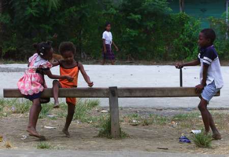 Дети колумбийских беженцев играют в отдаленной деревушке Хаке в в Дарьенских джунглях Панамы 21 марта 2002 г. 
Фото и аннотация: Альберто 
Лоуэ, агентство  Рейтер для проекта: Особенности истории. Панама. Колумбийские 
беженцы, 21 марта 2002 г.
