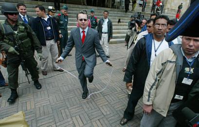 Le président de la Colombie Alvaro Uribe saute à la corde au cours de la Marche annuelle de la Solidarité à Bogota, la Colombie, dimanche, 31 août 2003. Des milliers dhommes ont participé à la Marche annuelle, au cours de laquelle on avait ramassé de largent pour des programmes sociaux. La Marche sorganise  chaque année pour affermir la solidarité entre des Colombiens. Une photo et une annotation: Javier Galeano, lagence AP - Photo, dimanche, le 31 août 2003, 14 h. 19 min. du temps mondial.