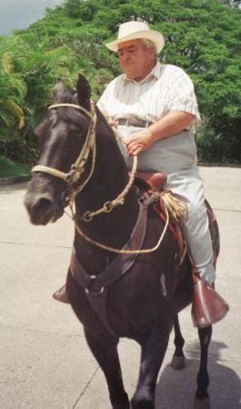Une photo darchives, faite en 1990. Fabio Ochoa monte à cheval dans sa maison de dépendances ``La Loma'', au Medellin. Fabio Ochoa Restrepo, léleveur célèbre de chevaux et le patriarche dun de plus célèbres clans de la Colombie, faisant la commerce des drogues, est décédé lundi, le 18 février 2002, de linsuffisance rénale, dans ses 78 ans. Fabio Ochoa, dont les fils ont été des figures principaux dans le Cartel de Medellin du narcobaron Pablo Escobar, navait été jamais accusé du trafic des drogues. Une photo et une annotation: lagence AP - Photo, les archives, est publié le 3 février 2002.