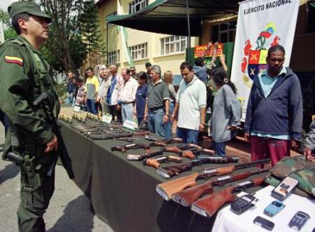 Колумбийский полицейский охраняет группу, предположительно, членов 
милиции повстанцев, принадлежащих к Революционным Вооруженным Силам 
Колумбии (FARC) и Армии Национального Освобождения (ELN), которые были 
арестованы в Медельине, приблизительно в 155 милях к северо-западу от Боготы, 
в среду, 27 февраля 2002 г. Фото и аннотация: Луис бенавидес, агентство 
Ассошийэтед Пресс, среда, 27 февраля 2002 г.