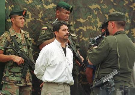 Солдат снимает на видео, предположительно, члена Революционных 
Вооруженных Сил Колумбии, FARC, арестованного в Медельине, на северо-западе 
Колумбии, в пятницу, 15 марта 2002 г. Армейско - полицейский отряд арестовал 
трех человек, предположительно, членов FARC, и захватил оружие, радиостанцию, 
а также боеприпасы. Фото и аннотация: Луис Бенавидес, агентство Ассошийэтед 
Пресс, пятница, 15 марта 2002 г. 