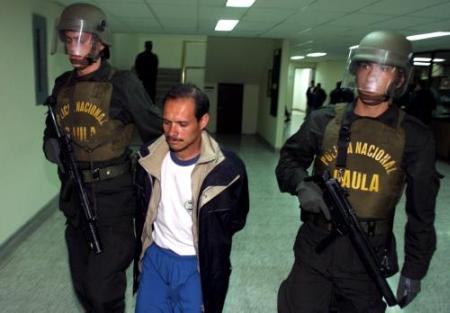 Полицейский эскортирует Хосе Парменидеса Кастро, предположительно, 
команданте Революционных Вооруженных Сил Колумбии, или FARC, после его 
захвата полицией в Боготе в субботу, 2 марта 2002 г. Как заявила полиция, 30-летний 
Кастро - лидер действующего в департаменте Кундинамарка  51-го фронта FARC и 
известен взятием пленных, экспроприациями, а также атаками на национальную 
инфраструктуру. Фото и аннотация: Скотт Дэлтон, агентство Ассошиэйтед Пресс, 
суббота 02 марта 2002 г. 